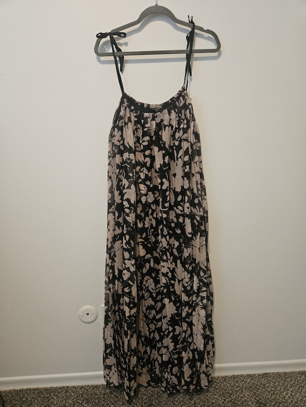 NWT Lulu's Pleated Maxi Dress